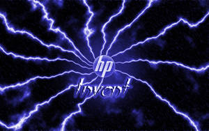 在暴風雨的夜晚場景中，HP Invent標誌被電光藍色閃電包圍。