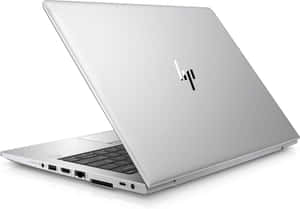 銀色 HP 筆記型電腦打開，顯示連接埠和鍵盤在白色背景上