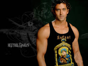 Hrithik Roshan 身穿黑色背心，帶有宗教圖案，背景深色。