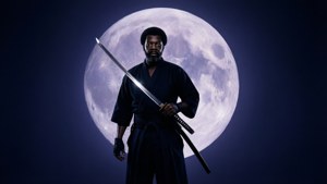 Huey 以武士剪影姿態，映襯於巨大月亮之前。 — 鄉下地方 壁紙