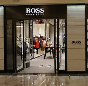 Hugo Boss 服裝店入口，配有玻璃門和室內展示。