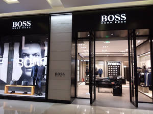 設有玻璃門和大型廣告的Hugo Boss男裝店。