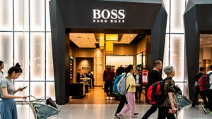 人們在現代購物中心經過一間Hugo Boss店舖。