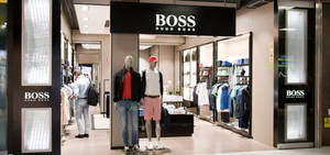 Hugo Boss男裝店，有人體模型和一位瀏覽的購物者。