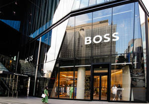 東京購物廣場上，擁有玻璃牆和模特兒的BOSS時裝店。