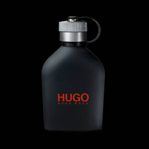 啞光黑色Hugo Boss香水瓶，帶紅色標誌和銀色瓶蓋，置於黑色背景上。