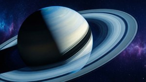 土星的光環在色彩繽紛、充滿星雲的太空場景中閃耀。