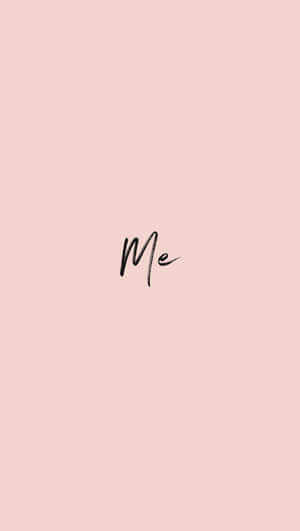 極簡風格桌布，粉紅色背景上帶有黑色草書「Me」。