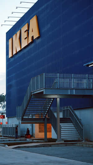 藍色 IKEA 商店，黃色標誌和金屬樓梯，黃昏時分。