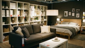 家具展示，包括梳化、床、層架和燈具，在現代陳列室中