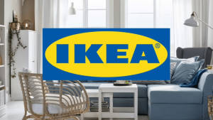 Ikea 標誌疊加在一個現代客廳上，配有藍色沙發和藤椅。