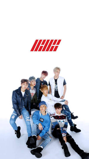 七位K-pop偶像穿著休閒服裝，在紅色標誌前拍攝工作室照片。