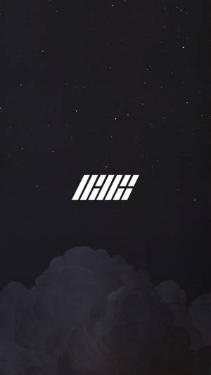 星空夜空，有烏雲，中央有一個白色標誌。