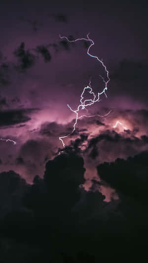 閃電劃過黑暗的紫色暴風雨天空。