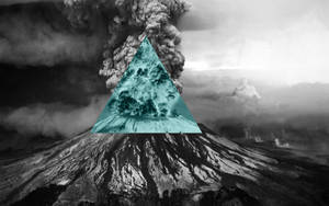 火山爆發，帶有青綠色三角形疊加顯示海浪。
