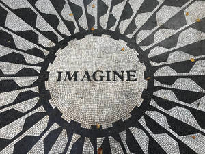 帶有「IMAGINE」字樣和秋葉的黑白馬賽克地板