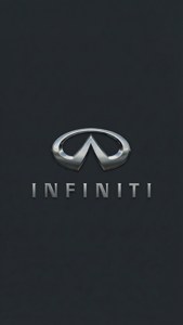 Infiniti 標誌和品牌名稱以銀色顯示在深灰色背景上