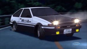 白色和黑色的AE86汽車在夜間濕滑道路上漂移，車頭燈發光。