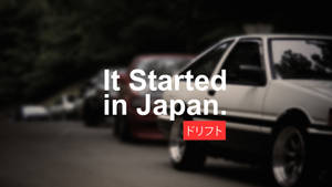 夜間道路上白色漂移車帶有日文文字疊加。