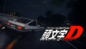 白色AE86夜間在濕滑路面上漂移，帶有Initial D標誌。