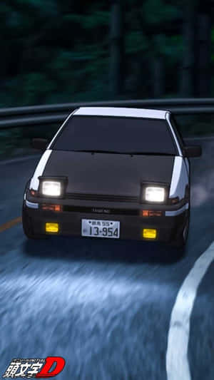 黑白AE86汽車在夜間潮濕道路上疾馳，車頭燈閃爍。