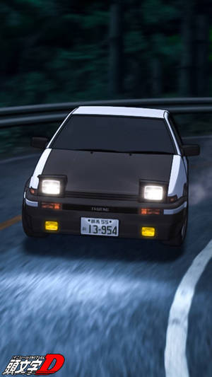 黑白AE86在夜間於雨濕的森林道路上奔馳。