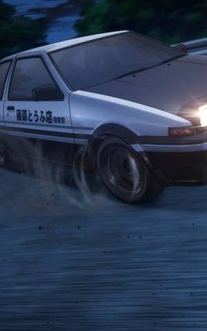 銀色AE86在夜間飄移，頭燈照亮潮濕道路
