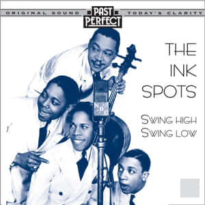 The Ink Spots 樂隊圍繞咪高峰的復古黑白照片。