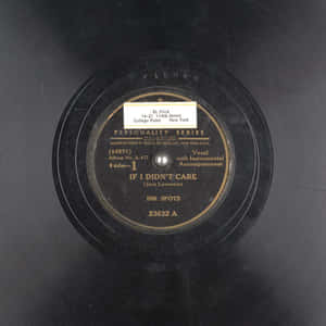 Ink Spots 嘅歌曲《If I Didn't Care》嘅復古黑膠唱片標籤近鏡。