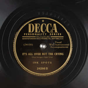 特寫鏡頭：復古 Decca 唱片標籤，顯示歌曲名稱和藝人姓名。