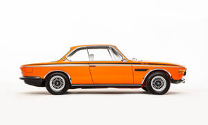 橙色BMW 3.0 CSL經典跑車工作室側面輪廓