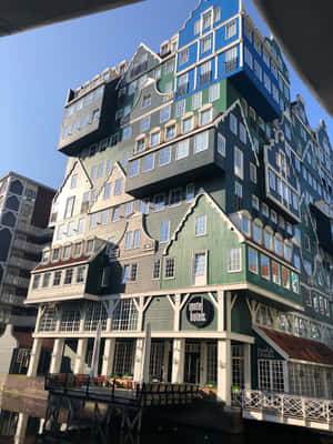 日落時分，海濱現代酒店，擁有堆疊的山牆立面。