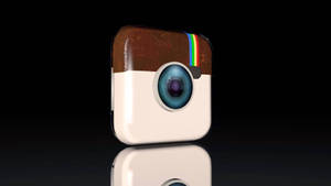 帶有彩虹條紋的Instagram相機圖標在反光黑色表面上