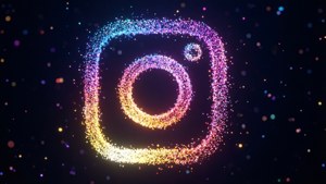 Instagram 標誌由發光粒子在星夜中構成。