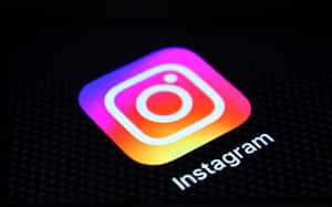 Instagram 應用程式標誌在深色屏幕上以彩虹色發光