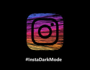 Instagram 應用程式圖示，帶有彩色條紋和深色模式主題標籤文字。