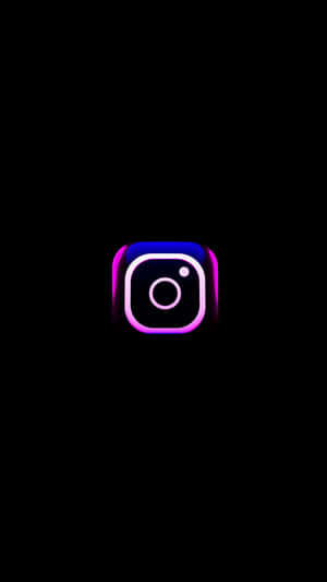 霓虹Instagram標誌在黑色背景上發出紫色和藍色光芒