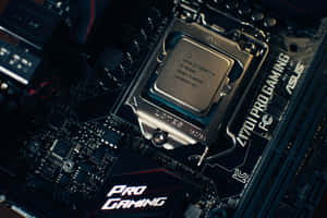 帶有紅色裝飾的 ASUS ROG 遊戲主機板上的 Intel Core i5 CPU 特寫。 — MacBook Pro M4 壁紙