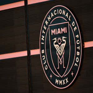Club Internacional de Fútbol Miami 標誌在深色建築物外牆上發光。 — 邁阿密 壁紙