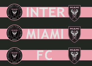 Inter Miami FC 標誌和球隊名稱在粉紅和黑色條紋背景上。 — 邁阿密 壁紙