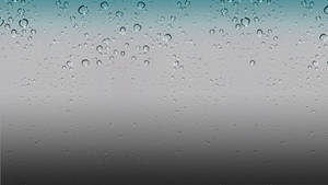 窗戶上的雨滴，背景為灰色到青綠色的漸變。