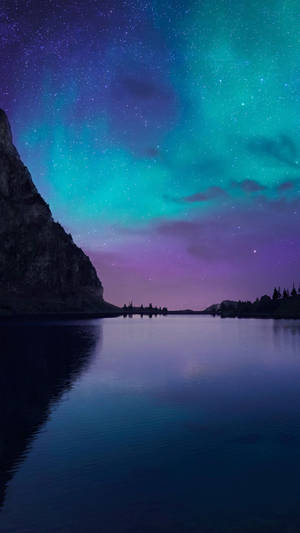 極光在平靜的湖面上，夜空繁星，懸崖倒影。