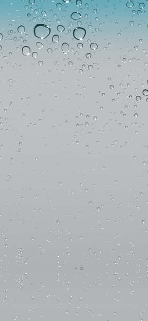 窗戶上的雨滴，背景為漸變天空。