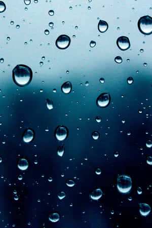 玻璃上的雨滴，藍色漸變背景