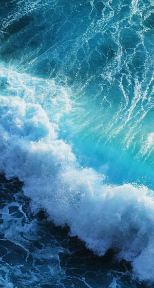 一個拍打的海浪，帶有白色泡沫和深藍色海水。 — 沙灘 壁紙
