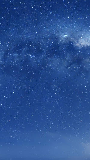 深藍色夜空中星星閃爍的銀河系 — iOS 13 GIF 壁紙