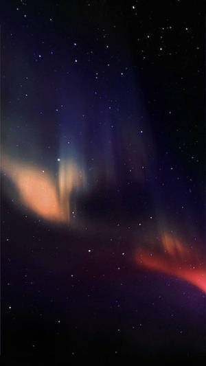 北極光在紫色、橙色和紅色中發光，映襯著繁星點點的夜空 — iOS 13 GIF 壁紙