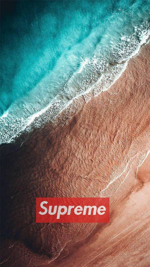 海洋波浪與沙灘相遇的航拍照片，帶有紅色Supreme標誌。 — 沙灘 壁紙
