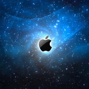 Apple標誌位於充滿活力的藍色星場星雲中央，帶有發光效果。