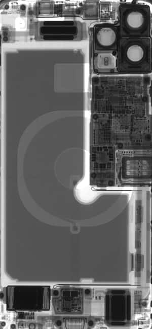 智能手機內部電子組件和電路板的X光掃描。